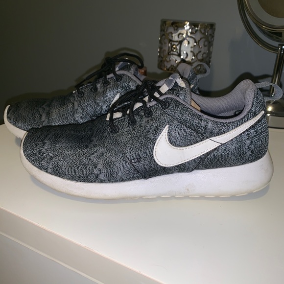 Nike Shoes - Grey pattern Nike Roshe One Nike Shoes - Grey pattern Nike Roshe One
